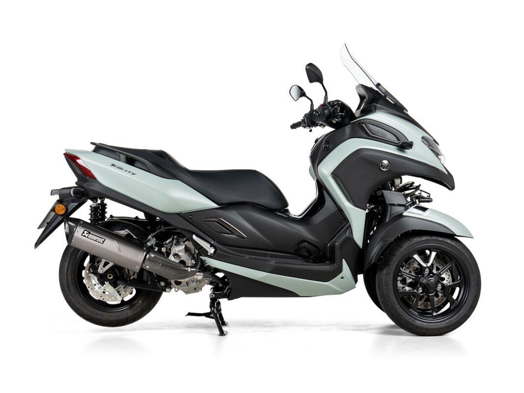 AKRAPOVIC Slip-On Line Muffler STREET SS/CF YAMAHA LMW/XMAX 300 25-26 S-Y3SO8-HRSS