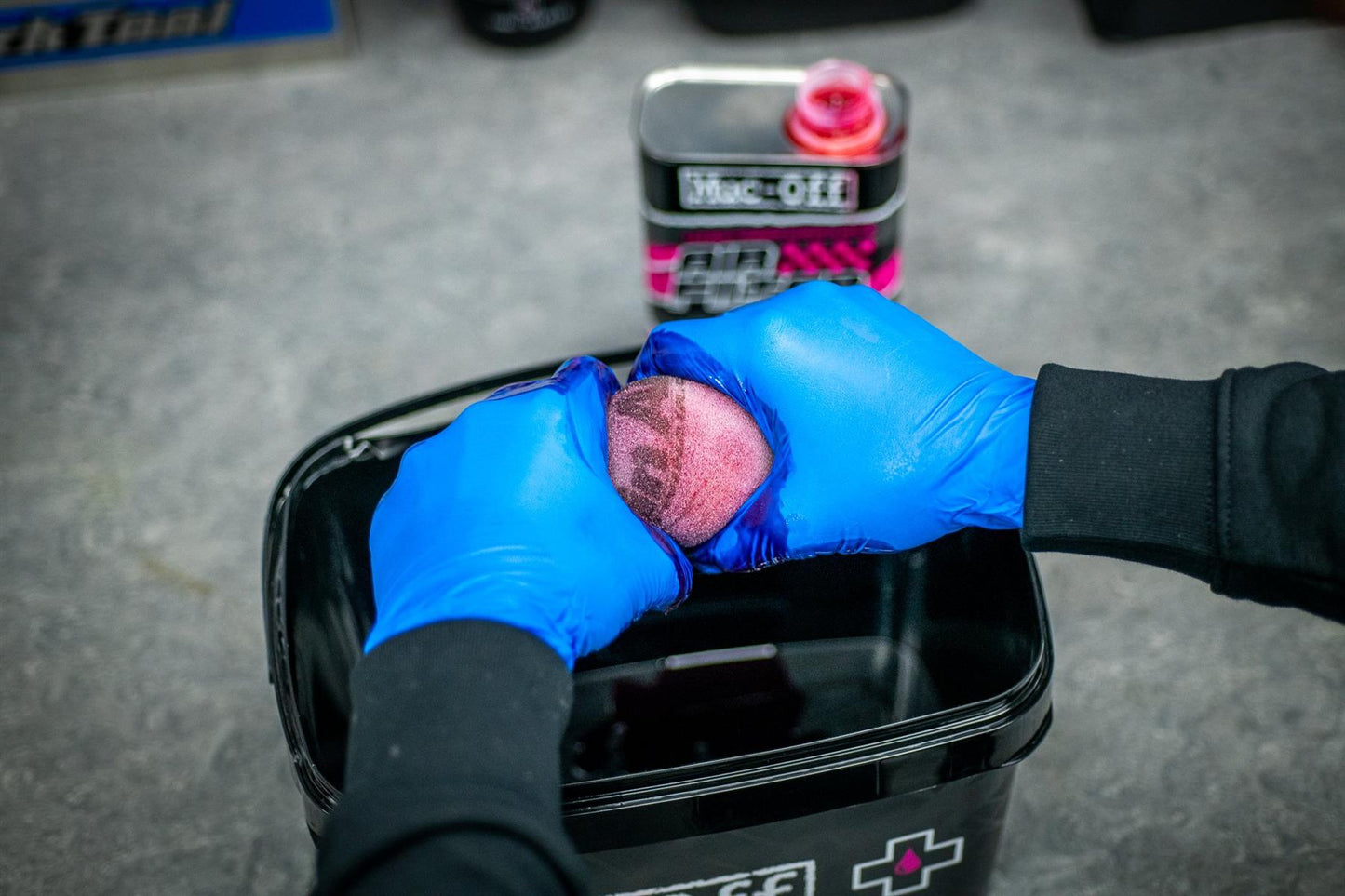 Muc-Off Motorcycle Air Filter Oil 1L (6)